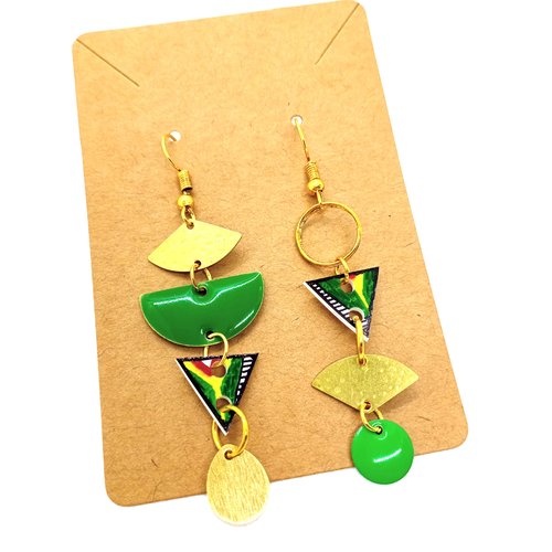 Boucles d'oreilles asymétriques *diana* en laiton doré avec pendentifs fait main