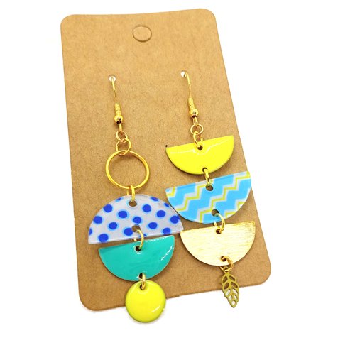 Boucles d'oreilles asymétriques *holly* en laiton doré avec pendentifs en acrylique fait main