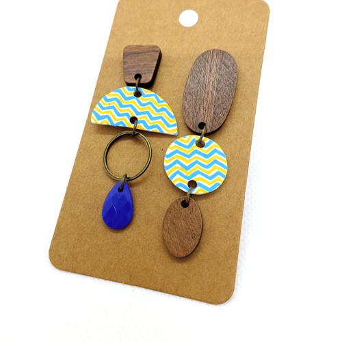 Boucles d'oreilles asymétriques *natura* avec pendentifs en bois et en acrylique fait main