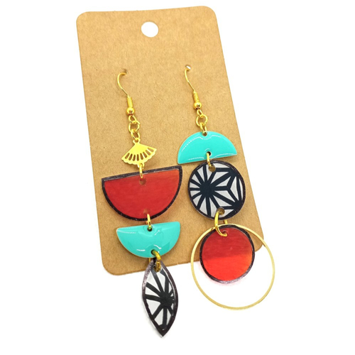 Boucles d'oreilles asymétriques *ana* en laiton doré avec pendentifs fait main