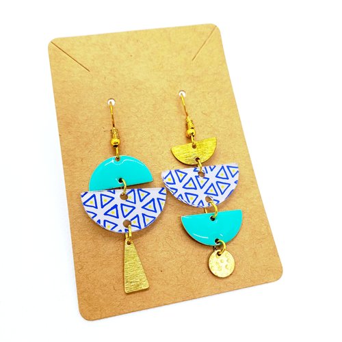 Boucles d'oreilles asymétriques *numa* en laiton doré avec pendentifs en acrylique fait main