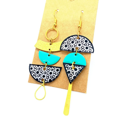 Boucles d'oreilles asymétriques *tilda* en laiton doré avec pendentifs fait main