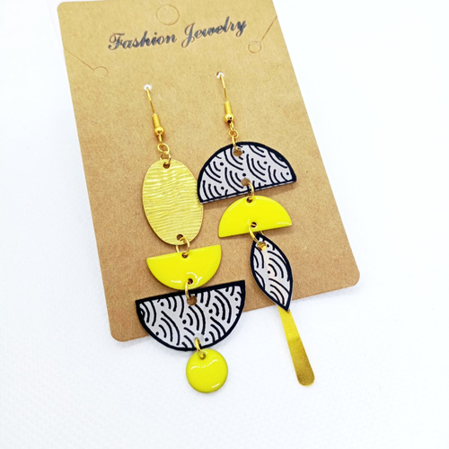 Boucles d'oreilles asymétriques *swan* en laiton doré avec pendentifs fait main