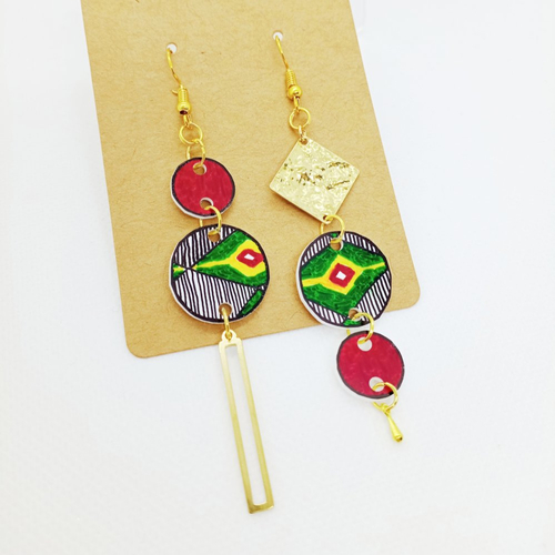 Boucles d'oreilles asymétriques *cynthia* en laiton doré avec pendentifs fait main