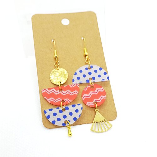 Boucles d'oreilles asymétriques *liv* en laiton doré avec pendentifs fait main