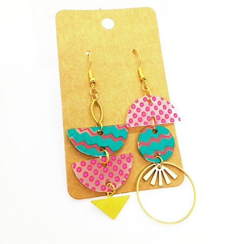 Boucles d'oreilles asymétriques *lydia* en laiton doré avec pendentifs fait main
