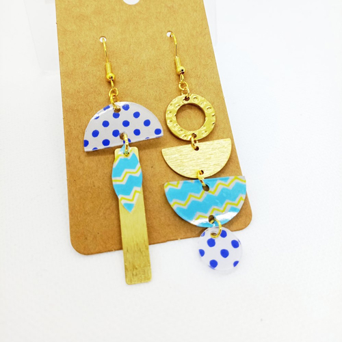 Boucles d'oreilles asymétriques *lee* en laiton doré avec pendentifs fait main