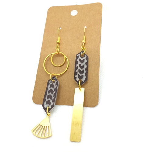 Boucles d'oreilles asymétriques *charlotte* en laiton doré avec pendentifs fait main