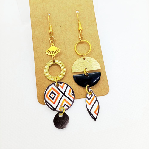 Boucles d'oreilles asymétriques *sana* en laiton doré avec pendentifs fait main