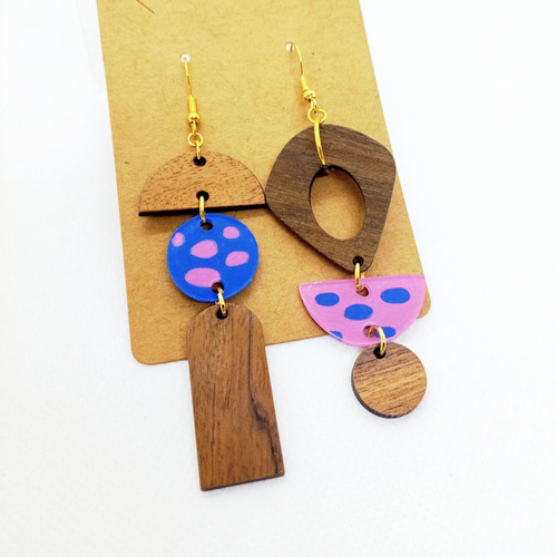 Boucles d'oreilles asymétriques *alicia* avec pendentifs en bois et en acrylique fait main