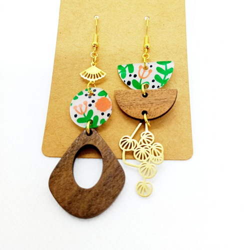 Boucles d'oreilles asymétriques *spring* avec pendentifs en bois et en acrylique fait main