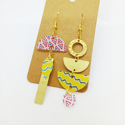 Boucles d'oreilles asymétriques *suzanne* en laiton doré avec pendentifs fait main
