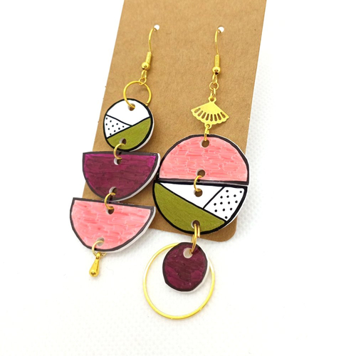 Boucles d'oreilles asymétriques *lola* en laiton doré avec pendentifs fait main
