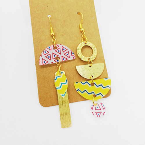 Boucles d'oreilles asymétriques *hanna* en laiton doré avec pendentifs fait main