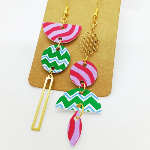 Boucles d'oreilles asymétriques *élie* en laiton doré avec pendentifs fait main