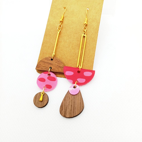 Boucles d'oreilles asymétriques *nanami* avec pendentifs en bois et en acrylique fait main