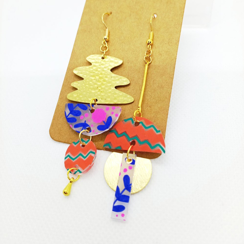 Boucles d'oreilles asymétriques *angèle* en laiton doré avec pendentifs fait main