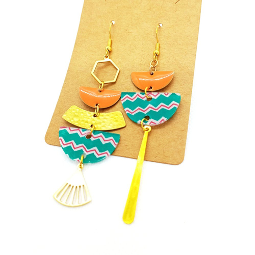 Boucles d'oreilles asymétriques *charlotte* en laiton doré avec pendentifs fait main