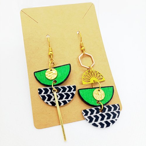 Boucles d'oreilles asymétriques *carrie* en laiton doré avec pendentifs en acrylique fait main