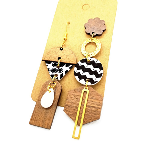 Boucles d'oreilles asymétriques *sienna* avec pendentifs en bois et en acrylique fait main