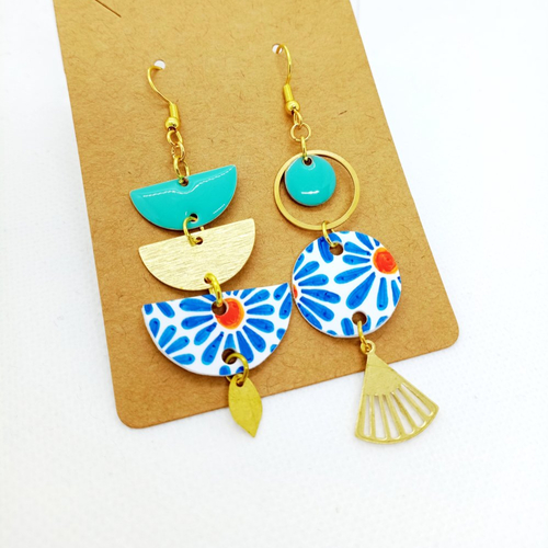 Boucles d'oreilles asymétriques *erin* en laiton doré avec pendentifs fait main
