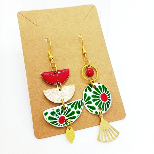 Boucles d'oreilles asymétriques *hortense* en laiton doré avec pendentifs en acrylique fait main