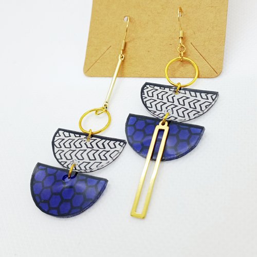 Boucles d'oreilles asymétriques *anaïs* en laiton doré avec pendentifs en acrylique fait main