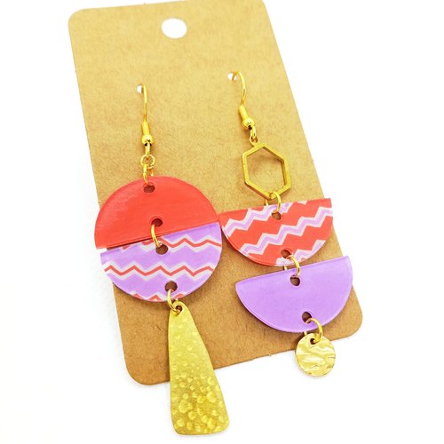 Boucles d'oreilles asymétriques *marila* en laiton doré avec pendentifs fait main