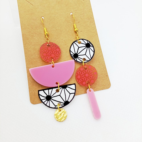 Boucles d'oreilles asymétriques *cassandra* en laiton doré avec pendentifs fait main