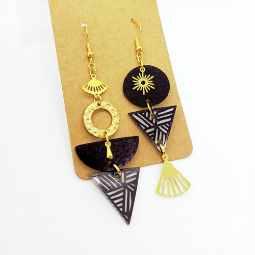 Boucles d'oreilles asymétriques *antonia* en laiton doré avec pendentifs fait main