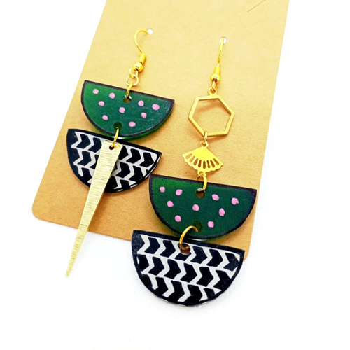 Boucles d'oreilles asymétriques *carrie* en laiton doré avec pendentifs en acrylique fait main