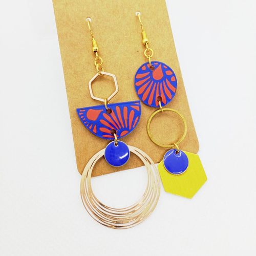 Boucles d'oreilles asymétriques *laurie* en laiton doré avec pendentifs fait main