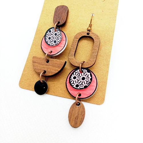Boucles d'oreilles asymétriques *morgana* avec pendentifs en bois et en acrylique fait main