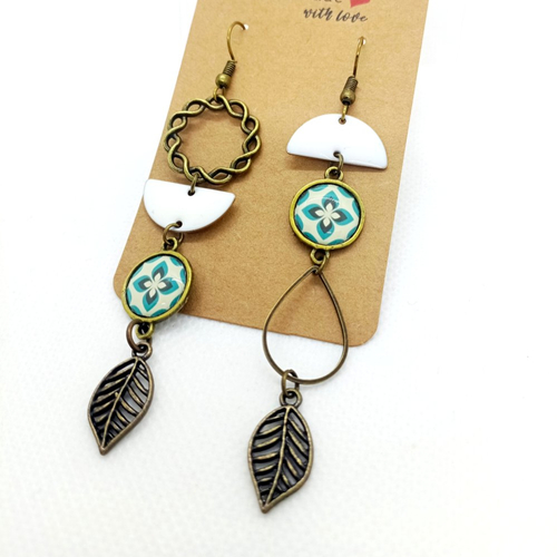 Boucles d'oreilles asymétriques en laiton bronze avec pendentifs recouverts de cabochons en résine
