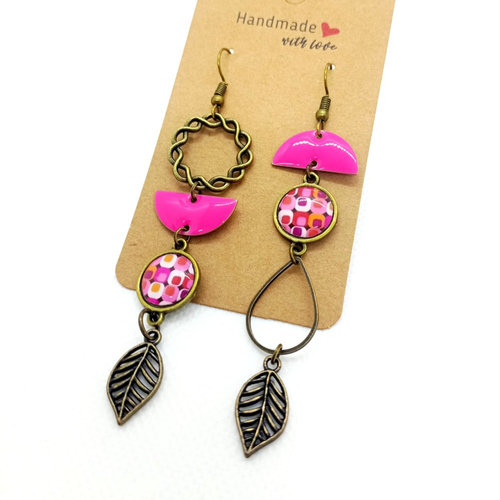 Boucles d'oreilles asymétriques en laiton bronze avec pendentifs recouverts de cabochons en résine