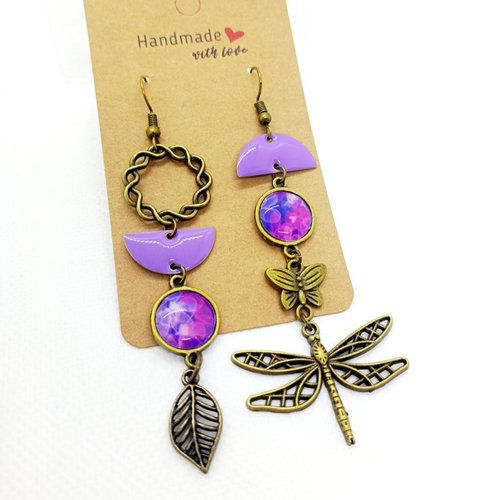 Boucles d'oreilles asymétriques en laiton bronze avec pendentifs recouverts de cabochons en résine