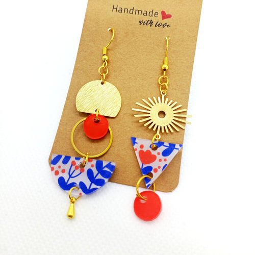 Boucles d'oreilles asymétriques *jane* en laiton doré avec pendentifs en acrylique fait main