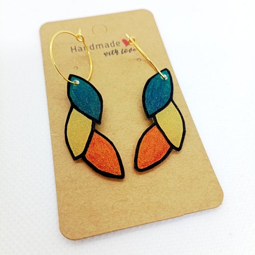 Boucles d'oreilles créoles *assaia* en laiton doré avec pendentifs en acrylique *fait main*