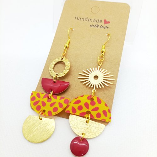 Boucles d'oreilles asymétriques *sakura* en laiton doré avec pendentifs en acrylique fait main