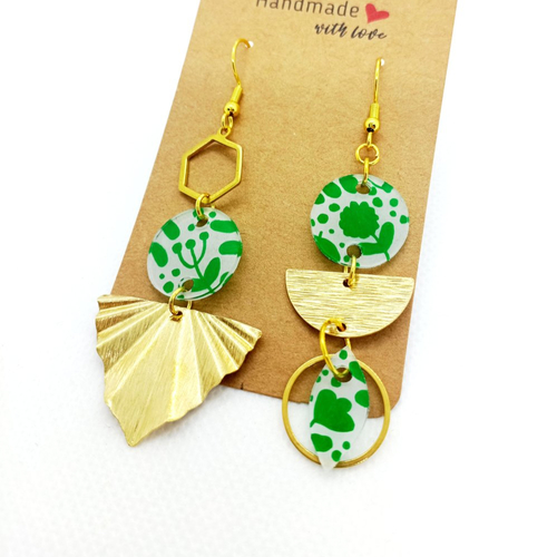 Boucles d'oreilles asymétriques *judy* en laiton doré avec pendentifs en acrylique fait main