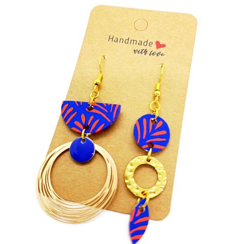 Boucles d'oreilles asymétriques *laurie* en laiton doré avec pendentifs en acrylique fait main