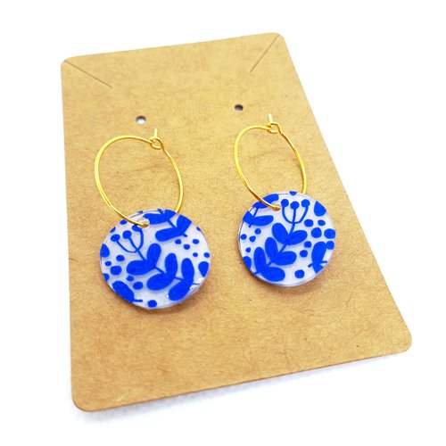 Créoles *fleurs bleues* en laiton doré avec pendentifs en acrylique *fait main*