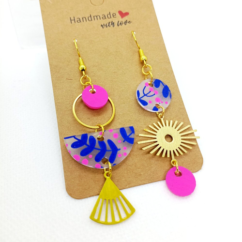 Boucles d'oreilles asymétriques *alice* en laiton doré avec pendentifs fait main