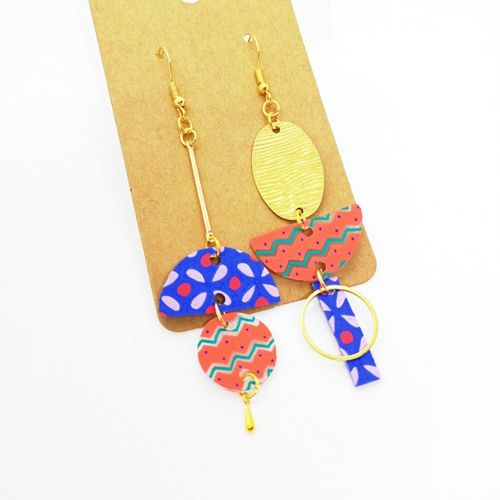 Boucles d'oreilles asymétriques *claire* en laiton doré avec pendentifs en acrylique fait main