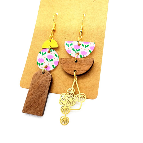 Boucles d'oreilles asymétriques *lyna* avec pendentifs en bois et en acrylique fait main
