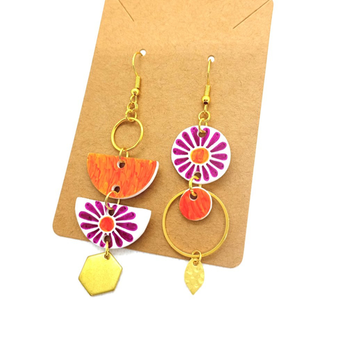Boucles d'oreilles asymétriques *cylia* en laiton doré avec pendentifs en acrylique fait main