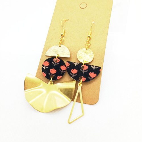 Boucles d'oreilles asymétriques *tessa* en laiton doré avec pendentifs en acrylique fait main