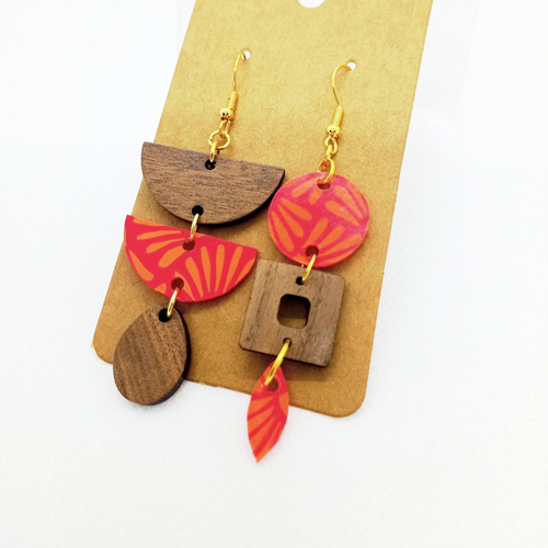 Boucles d'oreilles asymétriques *luna* avec pendentifs en bois et en acrylique fait main
