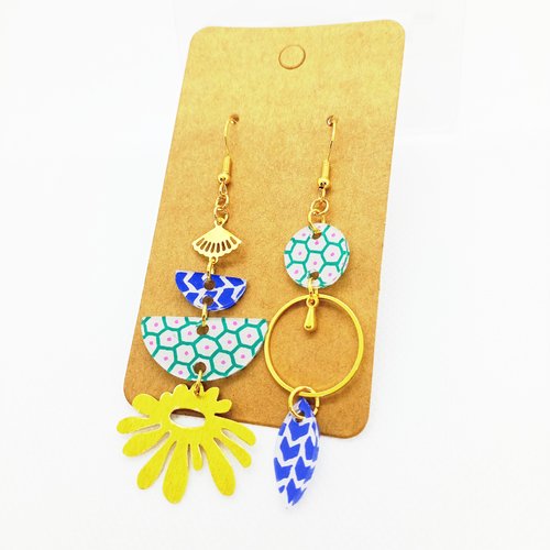 Boucles d'oreilles asymétriques *haneia* en laiton doré avec pendentifs fait main