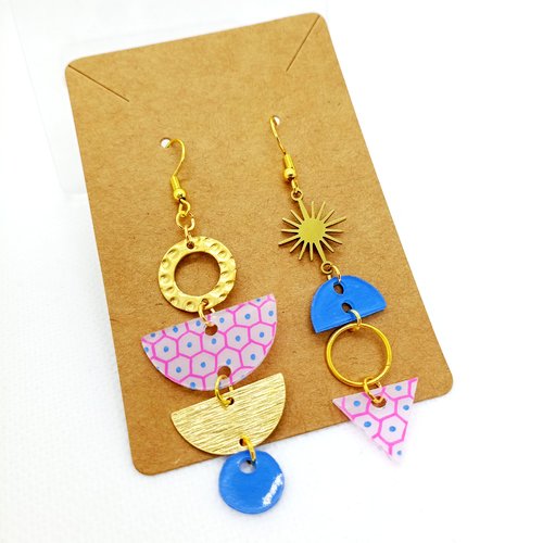 Boucles d'oreilles asymétriques *thalia* en laiton doré avec pendentifs en acrylique fait main